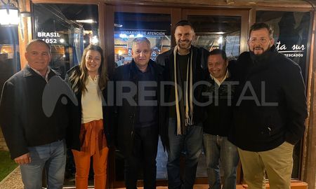 El intendente de Sauce Viejo, Mario Papaleo, junto a los precandidatos a concejales del frente Un Nuevo Sauce. El intendente de Sauce Viejo, Mario Papaleo, junto a los precandidatos a concejales del frente Un Nuevo Sauce.