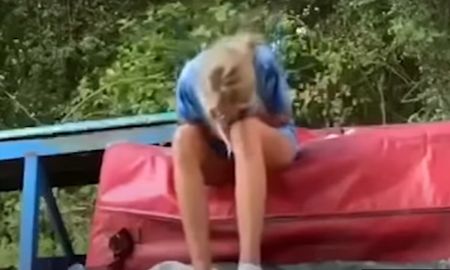 video: practicaba acrobacias en el patio de su casa y la mordio una vibora venenosa video: practicaba acrobacias en el patio de su casa y la mordio una vibora venenosa