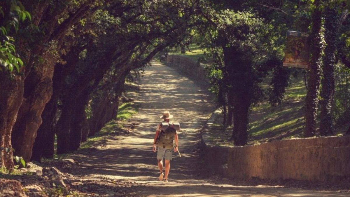 El emblemático reloj floral del acceso principal simboliza el compromiso de la comunidad de Villa Giardino con el paisajismo y el cuidado del espacio público como marca registrada del pueblo.