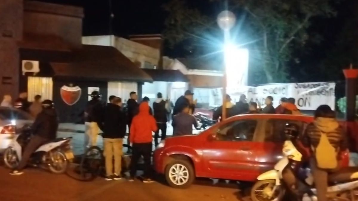 Hinchas de Colón dejaron una bandera con un contundente mensaje en la sede del club