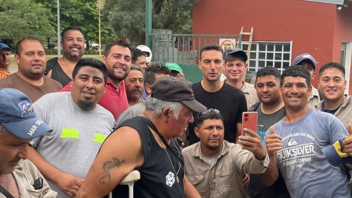 Lionel Scaloni junto a los vecinos de Funes. Lionel Scaloni junto a los vecinos de Funes.