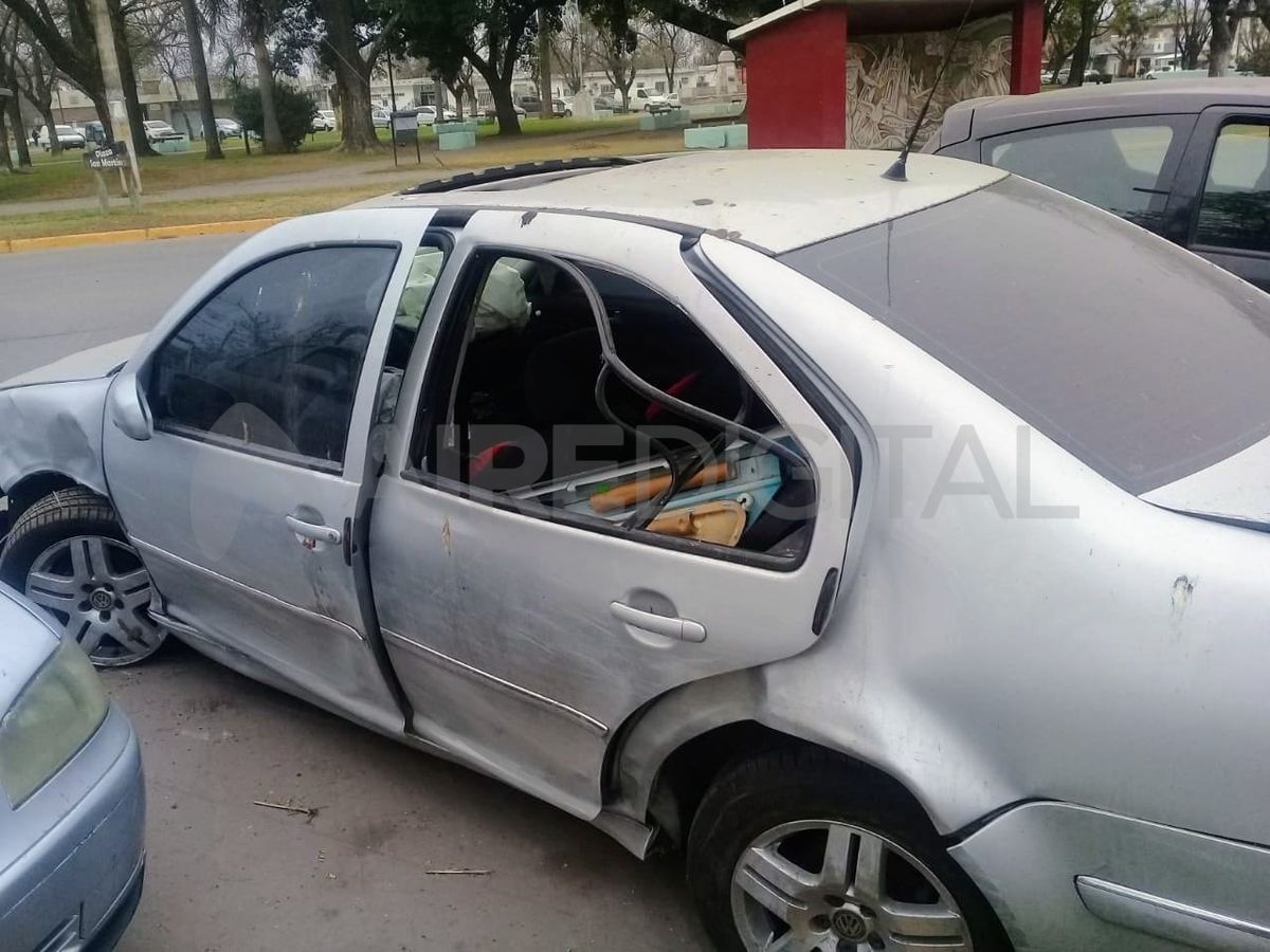 En estas condiciones fue encontrado el auto de Elorrieta, en un camino rural que lleva al cementerio de Roldán.