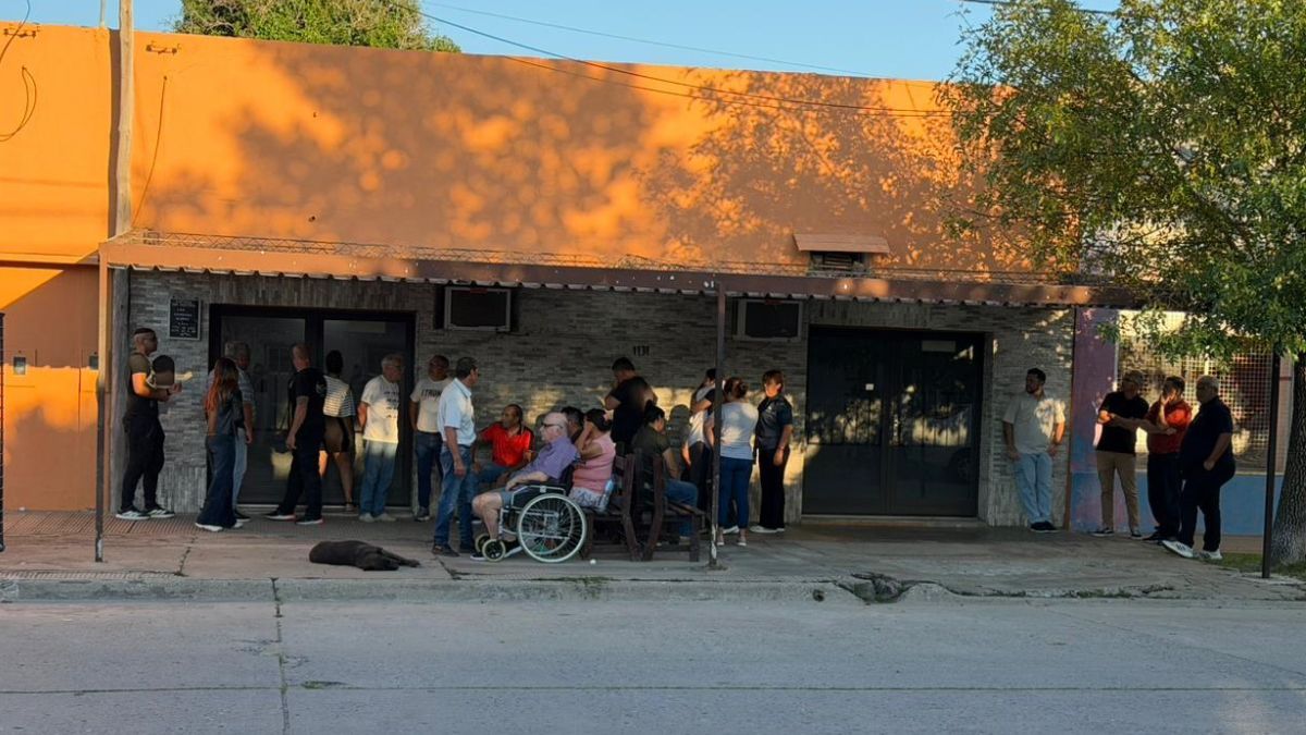 El velorio comenzó durante la noche del lunes y continúa este martes por la mañana.