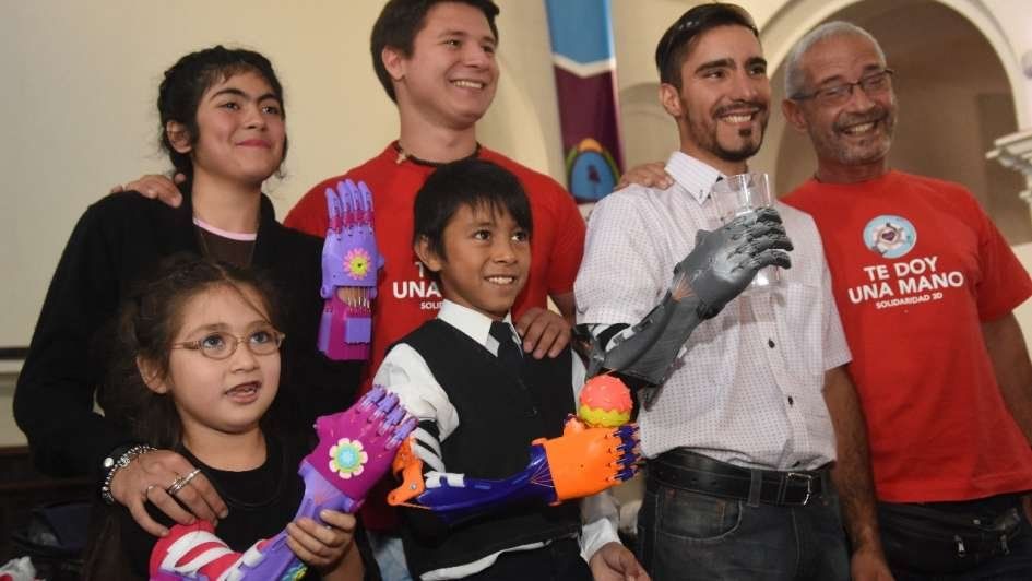 Nacieron sin una de sus manos y les regalaron una prótesis hecha con impresión 3D