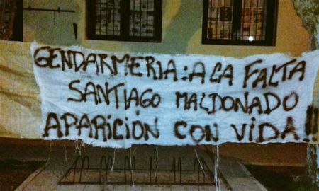 colgaron una bandera en la escuela donde debia votar santiago maldonado colgaron una bandera en la escuela donde debia votar santiago maldonado