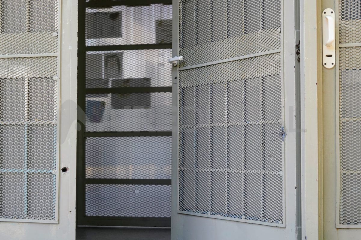 Atacaron a balazos la fachada de una escuela de Rosario y dejaron un mensaje mafioso Atacaron a balazos la fachada de una escuela de Rosario y dejaron un mensaje mafioso