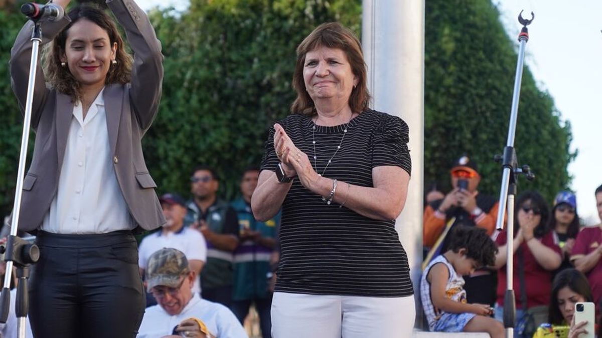 Patricia Bullrich participó del acto de ciudadanos venezolanos frente al Obelisco.