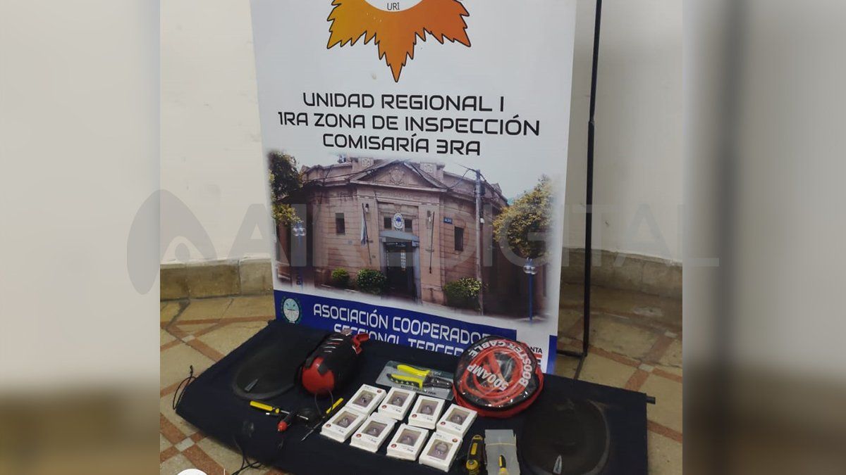 El hombre iba caminando con los elementos sustraídos