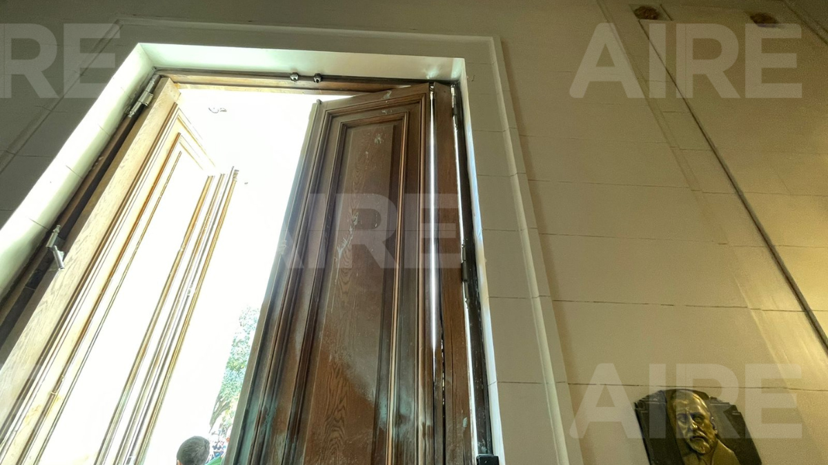 Los destrozos en el ingreso principal a la Legislatura de Santa Fe. Los destrozos en el ingreso principal a la Legislatura de Santa Fe.
