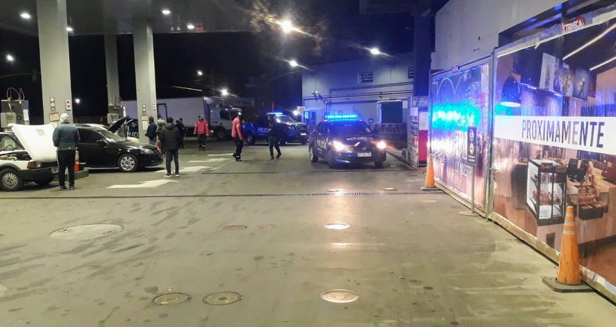 La estación de servicio baleada está ubicada en Juan Domingo Perón y San Diego de Villa Gobernador Gálvez. La estación de servicio baleada está ubicada en Juan Domingo Perón y San Diego de Villa Gobernador Gálvez.