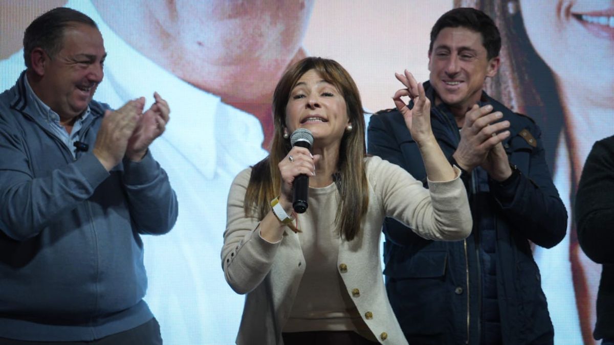 La oficialista María Luengo ganó las elecciones de concejales en Santa Fe y lo celebró junto al intendente Poletti y al senador Garibaldi.