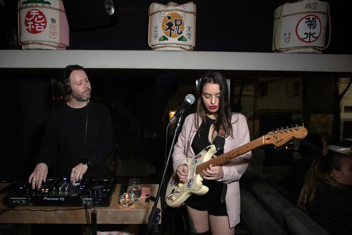 La velada estuvo acompañada por la música del DJ Juan Maya y la joven artista MINA BAXX