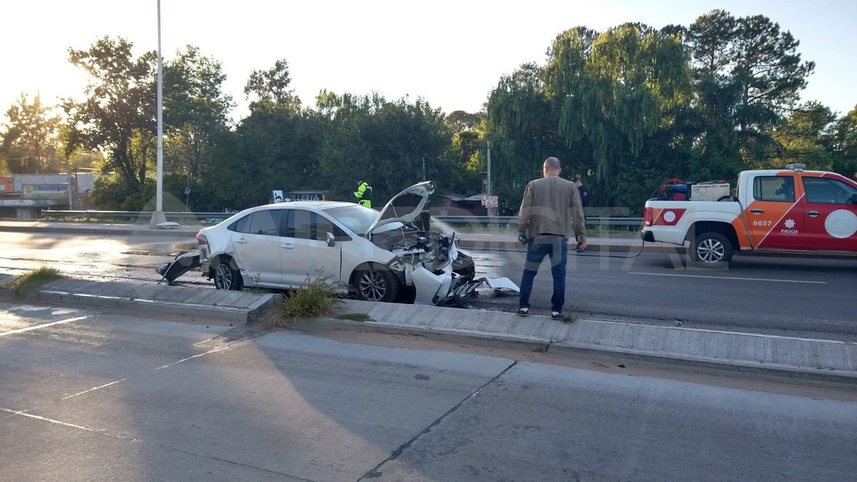 El Toyota Corolla que transitaba por la ruta 1 quedó sobre la calzada luego del impacto.