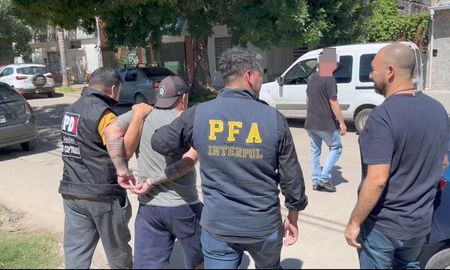 El arresto se dio cuando el prófugo caminaba por la calle y fue sorprendido por los agentes policiales. El arresto se dio cuando el prófugo caminaba por la calle y fue sorprendido por los agentes policiales.