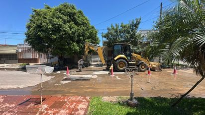 Assa repara la importante pérdida de agua en barrio Los Hornos reportada por el móvil de AIRE