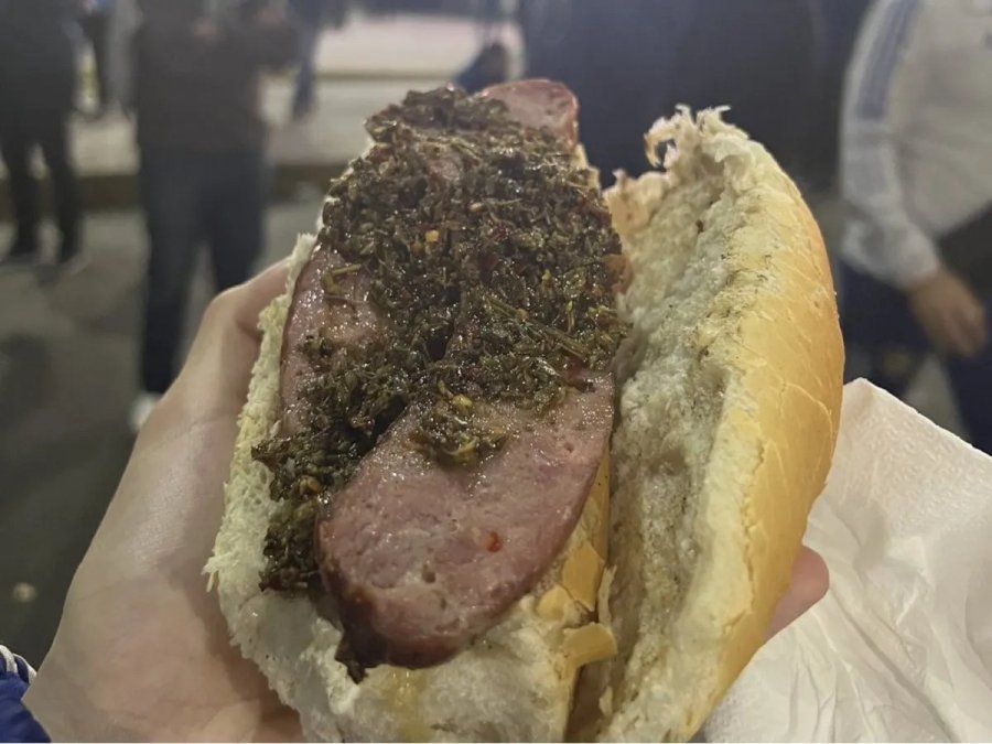 Un inglés publicó en las redes una foto comiendo un choripán en la Bombonera y se viralizó por el precio que pagó