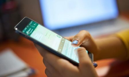 La nueva función de WhatsApp para traducir mensajes de forma automática. La nueva función de WhatsApp para traducir mensajes de forma automática.