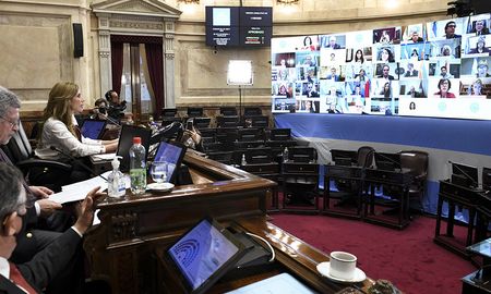 La vicepresidenta Cristina Fernández de Kirchner abrió la sesión especial del Senado en la que el oficialismo buscará aprobar el proyecto de ley de reforma judicial. La vicepresidenta Cristina Fernández de Kirchner abrió la sesión especial del Senado en la que el oficialismo buscará aprobar el proyecto de ley de reforma judicial.