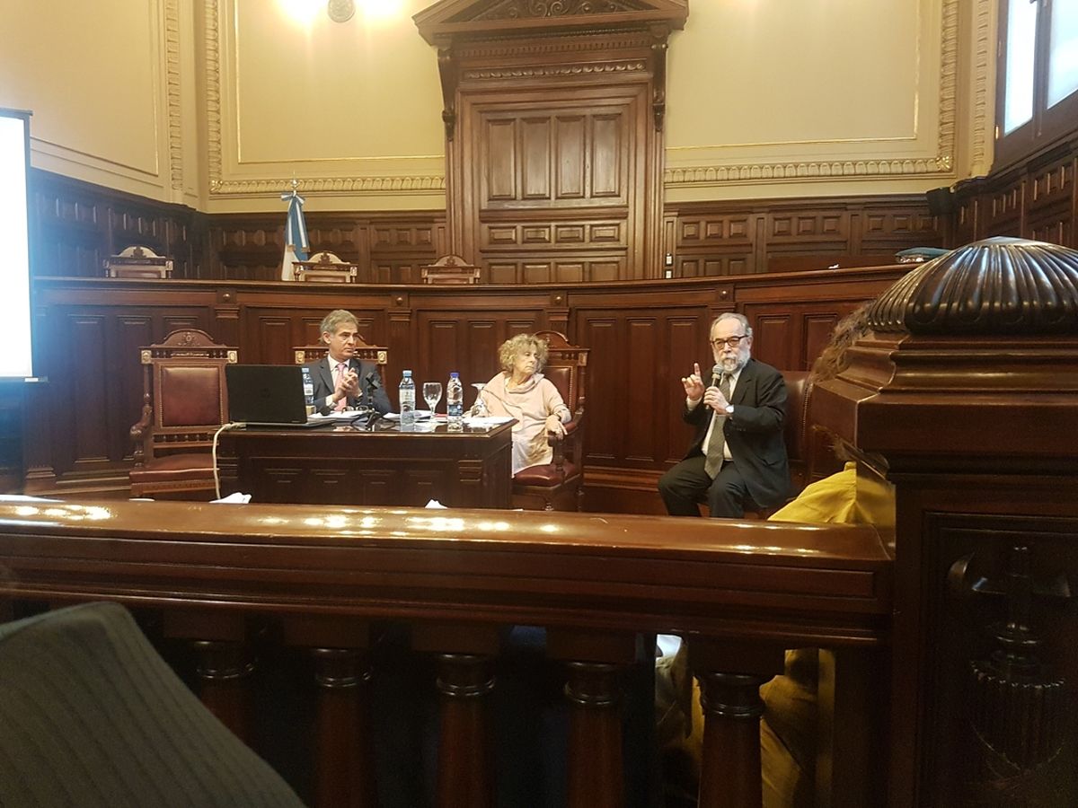 En agosto pasado, la Legislatura de Santa Cruz aprobó la ley 3949 para ampliar de cinco a nueve miembros el número de integrantes del Tribunal Superior de Justicia (TSJ). En agosto pasado, la Legislatura de Santa Cruz aprobó la ley 3949 para ampliar de cinco a nueve miembros el número de integrantes del Tribunal Superior de Justicia (TSJ).