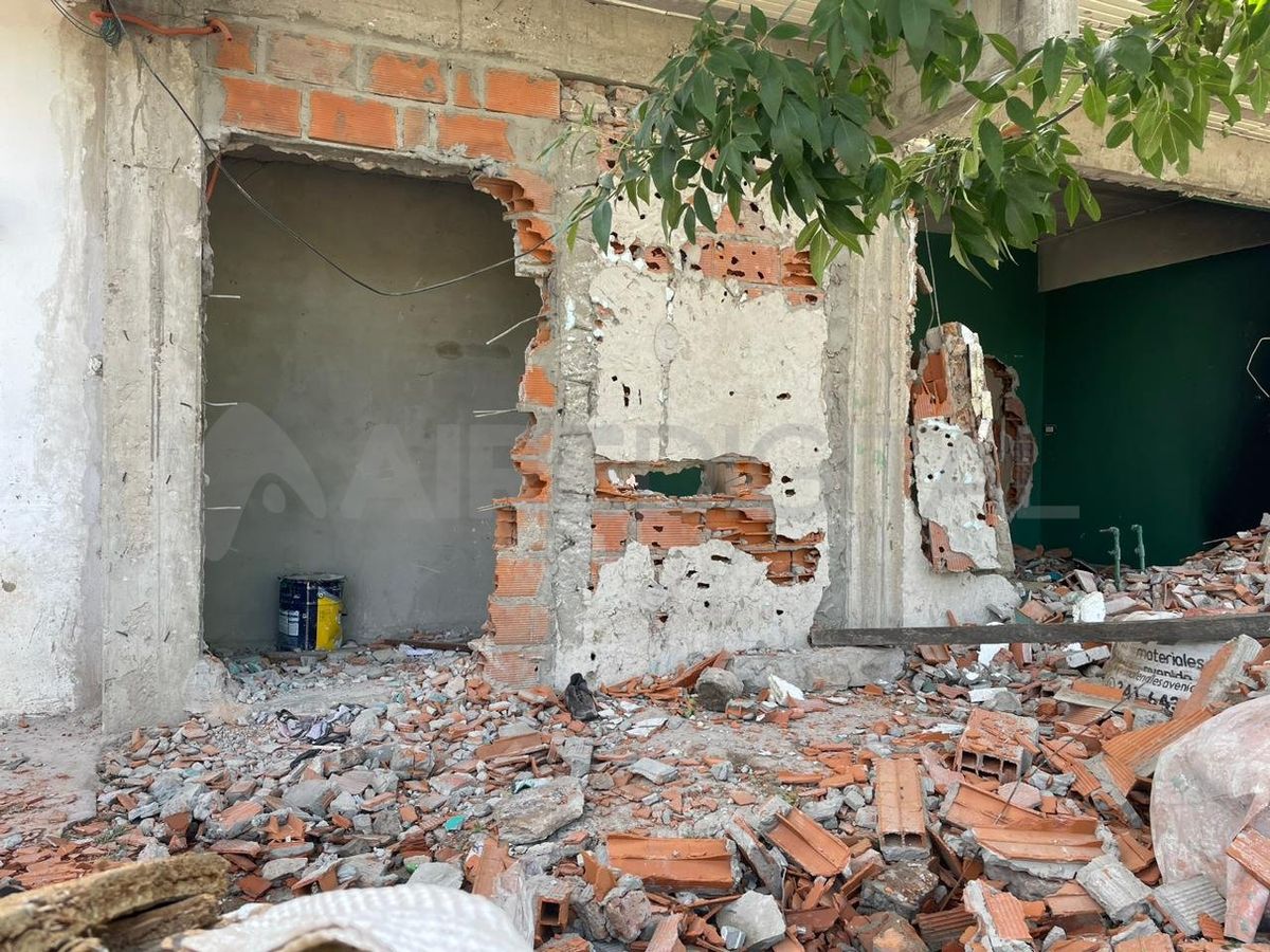 Con palos y piedras, los vecinos