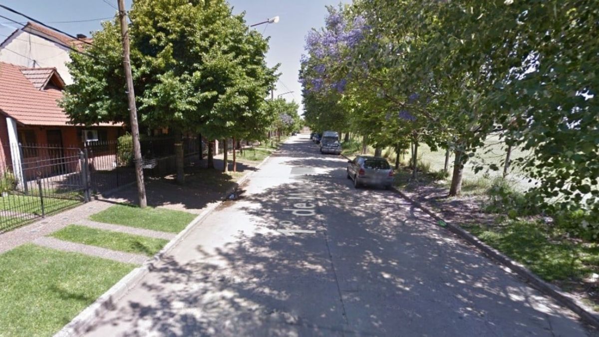 Un efectivo de la Policía Federal Argentina mató hoy a tiros a dos jóvenes a los que acusó de intentar robarles el auto a su madre y su hermana