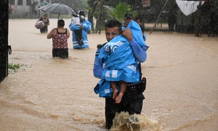Nicaragua y Honduras en pleno paso del huracán Eta