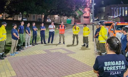 Un equipo de 30 brigadistas santafesinos partió en la madrugada del sábado hacia el sur del país para colaborar en el control de los incendios forestales. Un equipo de 30 brigadistas santafesinos partió en la madrugada del sábado hacia el sur del país para colaborar en el control de los incendios forestales.