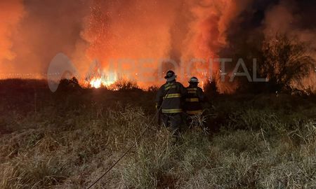 un impactante incendio azoto la zona de circunvalacion oeste: hubo lluvia de cenizas un impactante incendio azoto la zona de circunvalacion oeste: hubo lluvia de cenizas