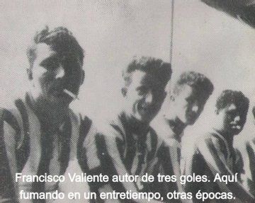 That afternoon, Francisco Valiente made a triplet.  He was one of the great scorers of Unión during his first decades of life.  Here he is seen smoking at halftime.  Photo: Glorious Group ´89