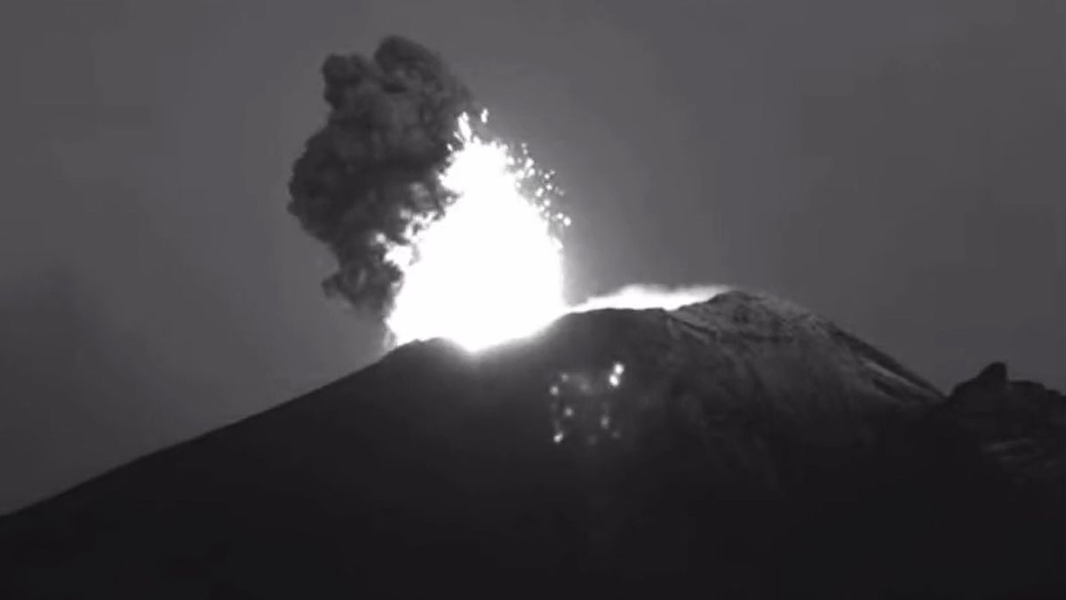 El volcán Popocatépetl de México incrementó su actividad y puso en alerta a las poblaciones cercanas.