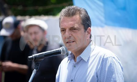 El candidato a Presidente de Unión por la Patria, Sergio Massa, votó pasado el mediodía en una escuela de Tigre y apeló a la cautela. El candidato a Presidente de Unión por la Patria, Sergio Massa, votó pasado el mediodía en una escuela de Tigre y apeló a la cautela.