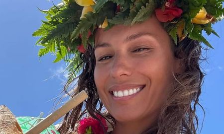 Pampita combinó microbikini roja y vestido marrón con accesorios que marcaron tendencia en la Polinesia Francesa. Pampita combinó microbikini roja y vestido marrón con accesorios que marcaron tendencia en la Polinesia Francesa.