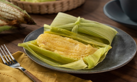 La humita o huminta es una comida basada en maíz que se consume en el área andina: Perú, Chile, Argentina, Bolivia, Ecuador y el sur de Colombia. Consiste básicamente en una pasta o masa de maíz levemente aliñada, que puede ir envuelta y finalmente cocida o tostada en las propias hojas de una mazorca de choclo. La humita o huminta es una comida basada en maíz que se consume en el área andina: Perú, Chile, Argentina, Bolivia, Ecuador y el sur de Colombia. Consiste básicamente en una pasta o masa de maíz levemente aliñada, que puede ir envuelta y finalmente cocida o tostada en las propias hojas de una mazorca de choclo.