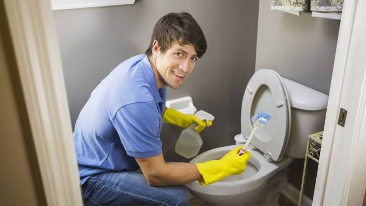 La combinaci&oacute;n de bicarbonato de sodio y vinagre blanco act&uacute;a directamente sobre el sarro de la porcelana para eliminar las marcas dif&iacute;ciles y devolverle el brillo al ba&ntilde;o.