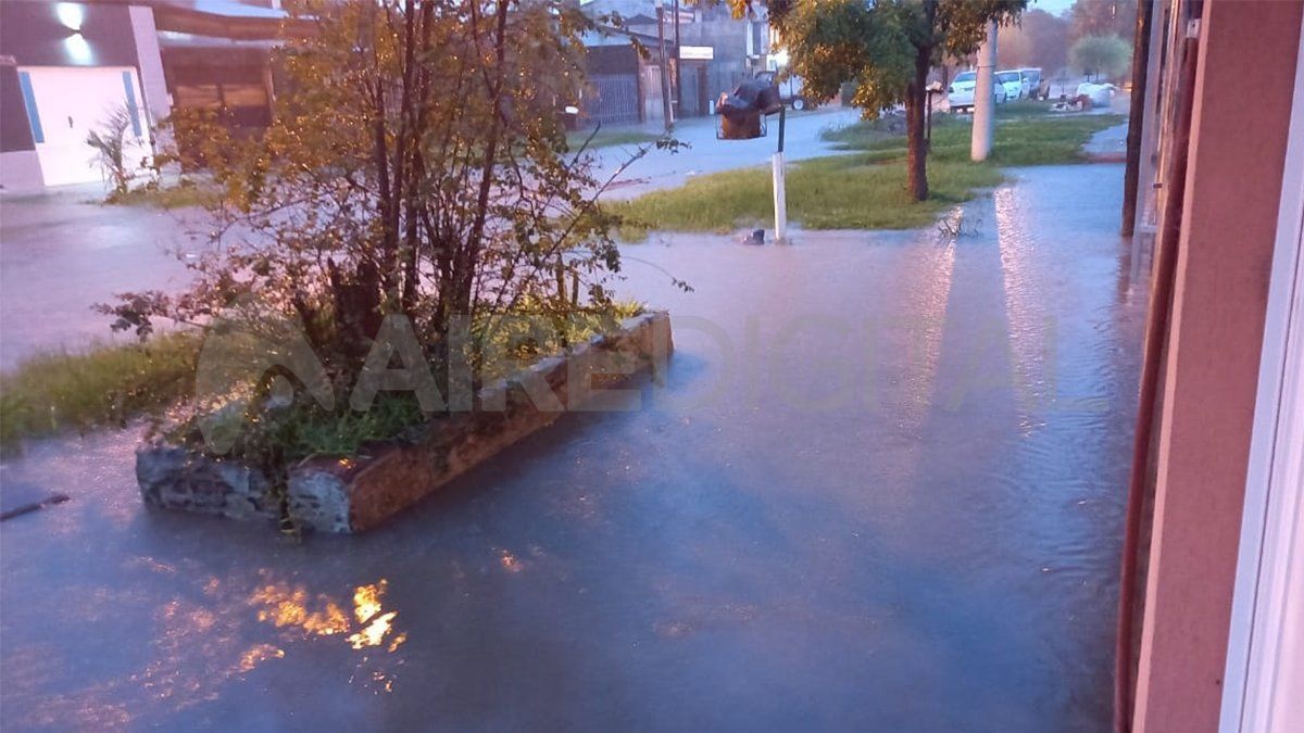 Así se encontraban las veredas de Blas Parera al 8700 en la mañana de este sábado.