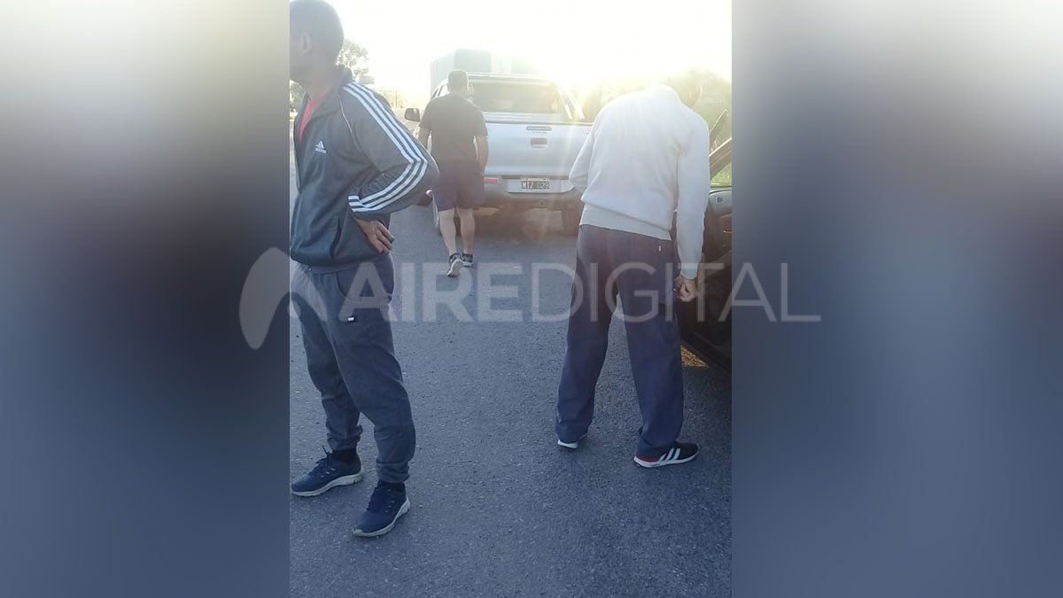 Las familias pararon el el peaje siguiente de autopista, el que conecta con la autovía 19, para resolver el problema mecánico