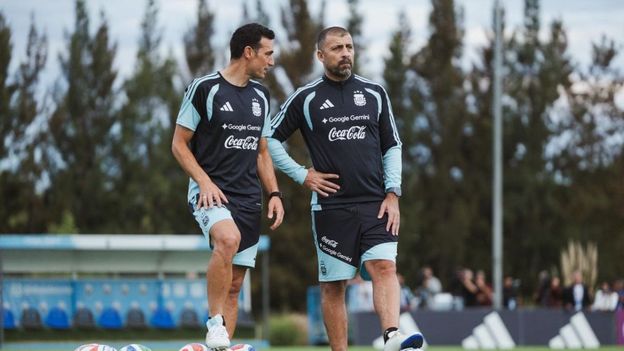 Lionel Scaloni analiza el partido frente a Argelia y prueba con varios esquemas y nombres.