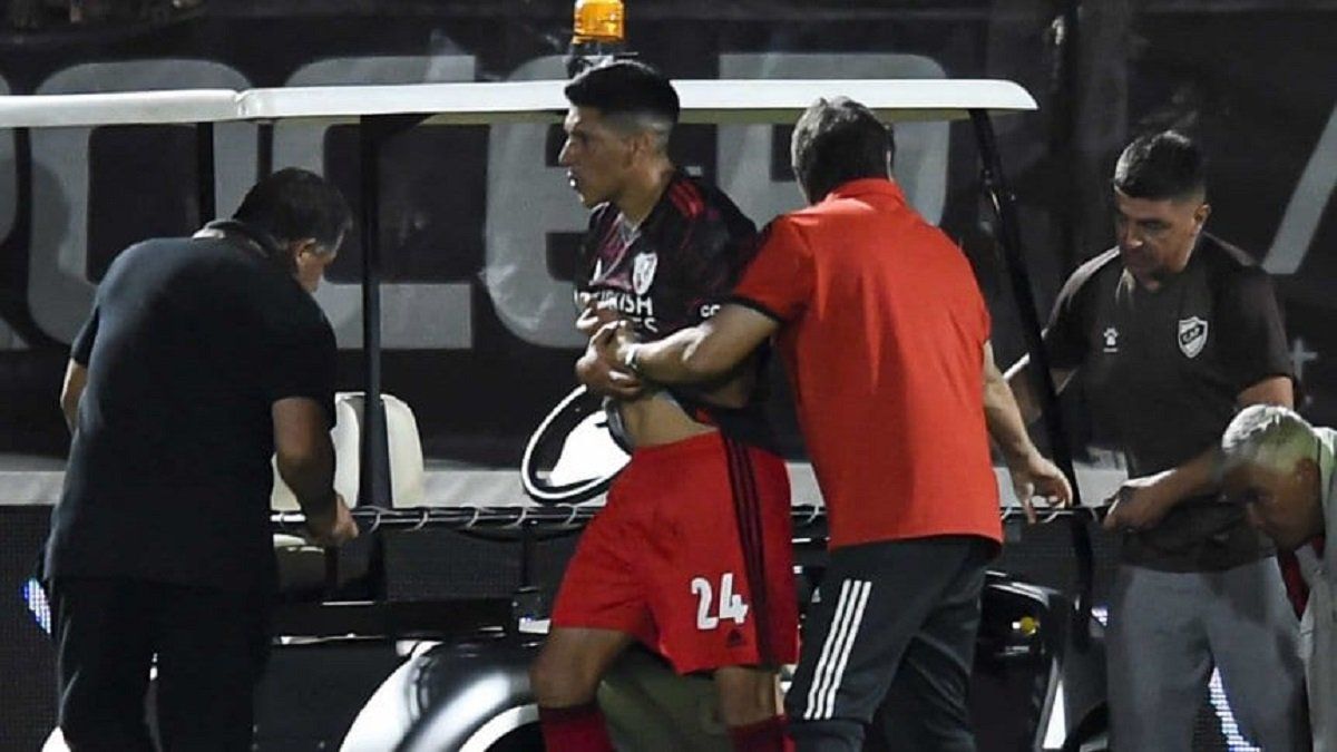 Enzo Pérez saliendo del partido con el golpe en el codo