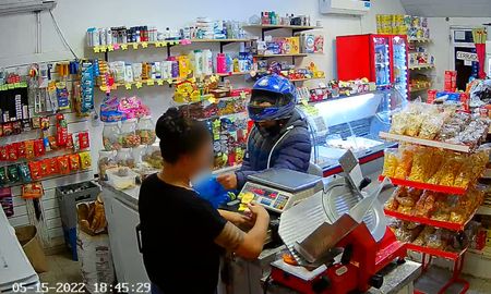 El robo ocurrió a las 18.45 en un almacén ubicado en Simón de Iriondo al 4800 de la ciudad de Esperanza. El robo ocurrió a las 18.45 en un almacén ubicado en Simón de Iriondo al 4800 de la ciudad de Esperanza.