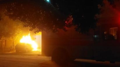 Intentó arrancar su auto frente a su casa y se prendió fuego en plena vereda