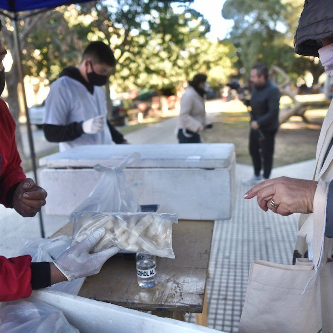 La lista de precios indica que se ofrece merluza a $ 480 el kilo, medallones a $ 350 las 10 unidades, corvina a $ 330, tubo de calamar a $ 900, pejerrey despinado a $ 650, cazuelas a $ 900 el medio kilo, lomito de atún a $ 600 y pollo de mar a $ 550.