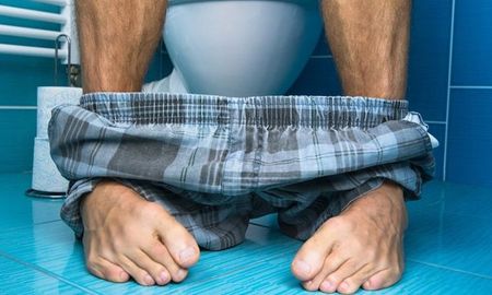 Cómo debes sentarte correctamente para ir al baño y evitar problemas de salud