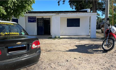 El conductor logró llegar hasta la dependencia policial y pedir ayuda. El conductor logró llegar hasta la dependencia policial y pedir ayuda.