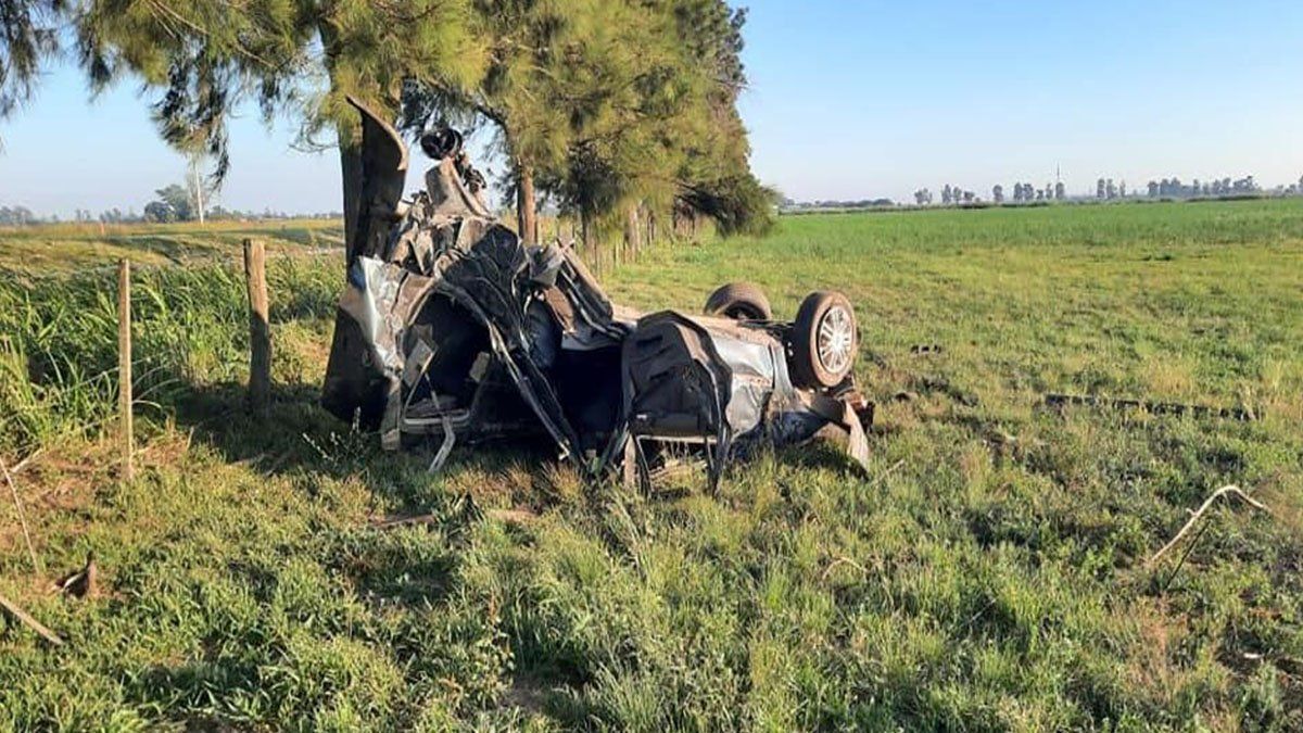 Así quedó el auto Chevrolet Astra tras el vuelco y choque con dos árboles en la ruta Provincial 23 a seis kilómetros de Suardi. Cuatro jóvenes murieron. 