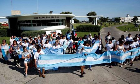 familiares de la tripulacion del ara san juan entregaran una carta a macri en chapadmalal familiares de la tripulacion del ara san juan entregaran una carta a macri en chapadmalal