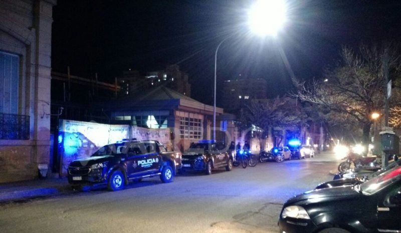 Entró con dos disparos de arma de fuego al Cullen y lo detuvieron