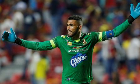 Álvaro Montero, del Deportes Tolima, es arquero de la selección de Colombia y tiene varios equipos interesados en sus servicios. Álvaro Montero, del Deportes Tolima, es arquero de la selección de Colombia y tiene varios equipos interesados en sus servicios.