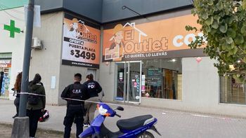 Entraron armados a un local, encerraron a los empleados y se llevaron una moto y otros bienes