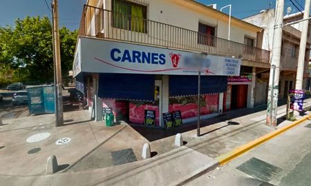Una pelea en una carnicería de Mendoza dejó a dos heridos: uno apuñalada y otro atropellado. Una pelea en una carnicería de Mendoza dejó a dos heridos: uno apuñalada y otro atropellado.