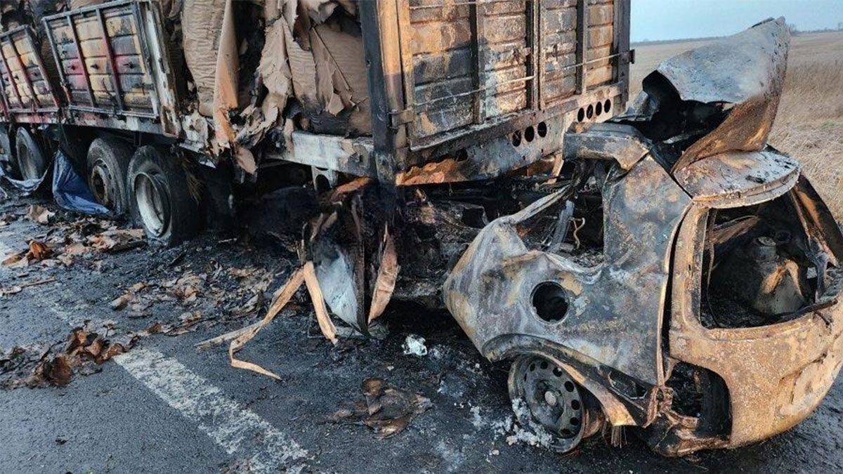 El choque desató el incendio del camión.